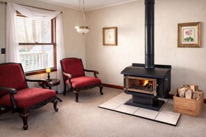 Rose Room, 1 King Bed Fireplace | Desk, iron/ironing board, free WiFi, bed sheets