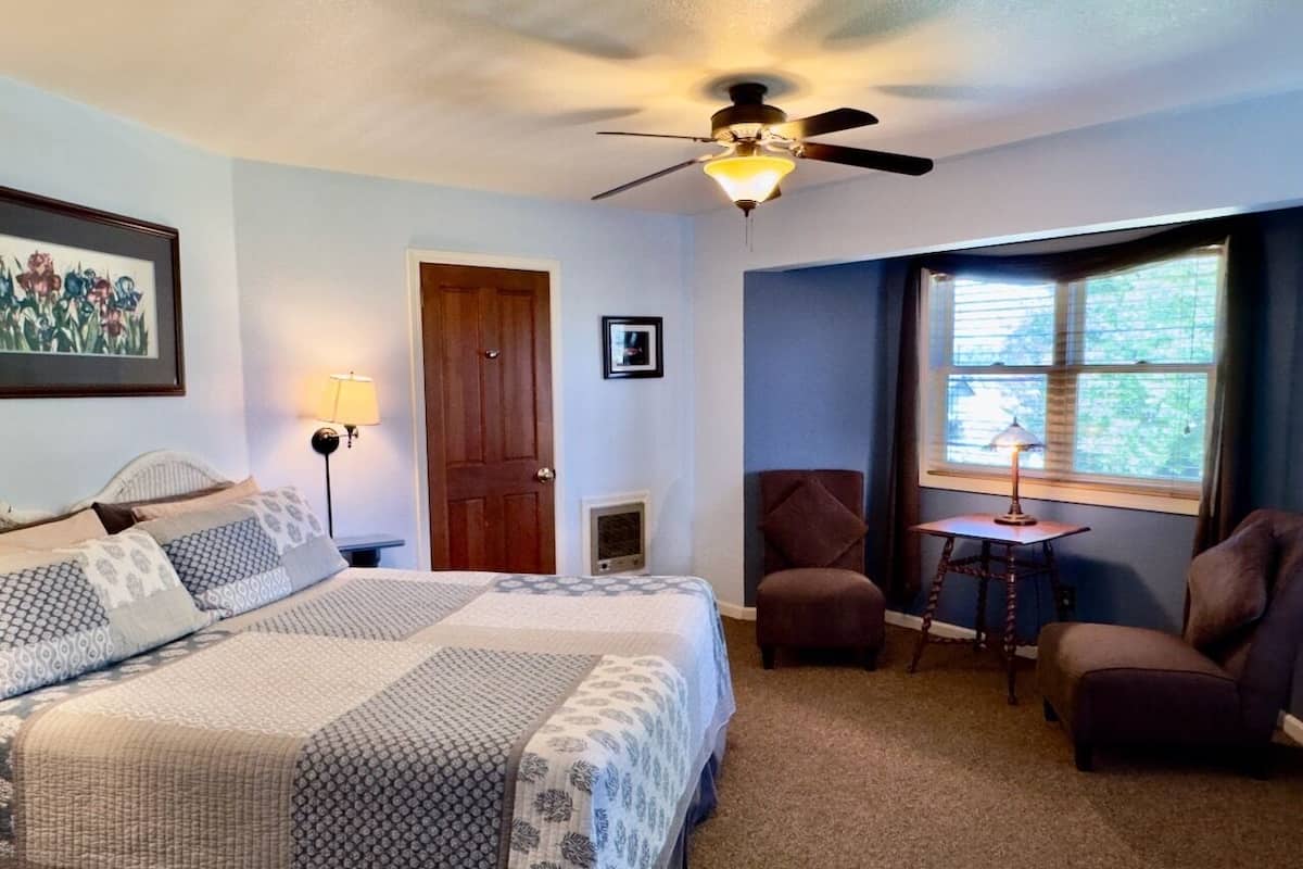 Robins Roost Room, 1 King Bed, Jetted Tub | Desk, iron/ironing board, free WiFi, bed sheets