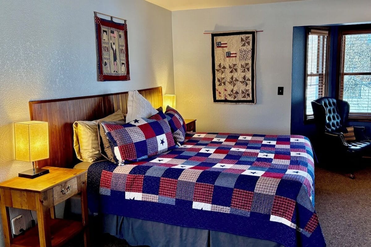 Old Glory Room, 1 King Bed, Jetted Tub | Desk, iron/ironing board, free WiFi, bed sheets
