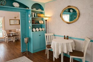 Free daily cooked-to-order breakfast - The Bidwell House (Chester)