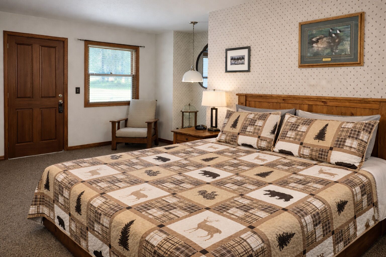 Chambre, 1 très grand lit, rez-de-chaussée | Bureau, fer et planche à repasser, accès au Wi-Fi (inclus)