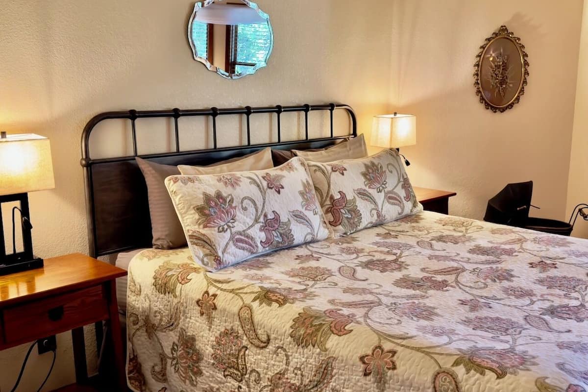 Annies Room, 1 King Bed, Ground Floor | Desk, iron/ironing board, free WiFi, bed sheets