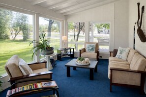 Lobby sitting area - The Bidwell House (Chester)