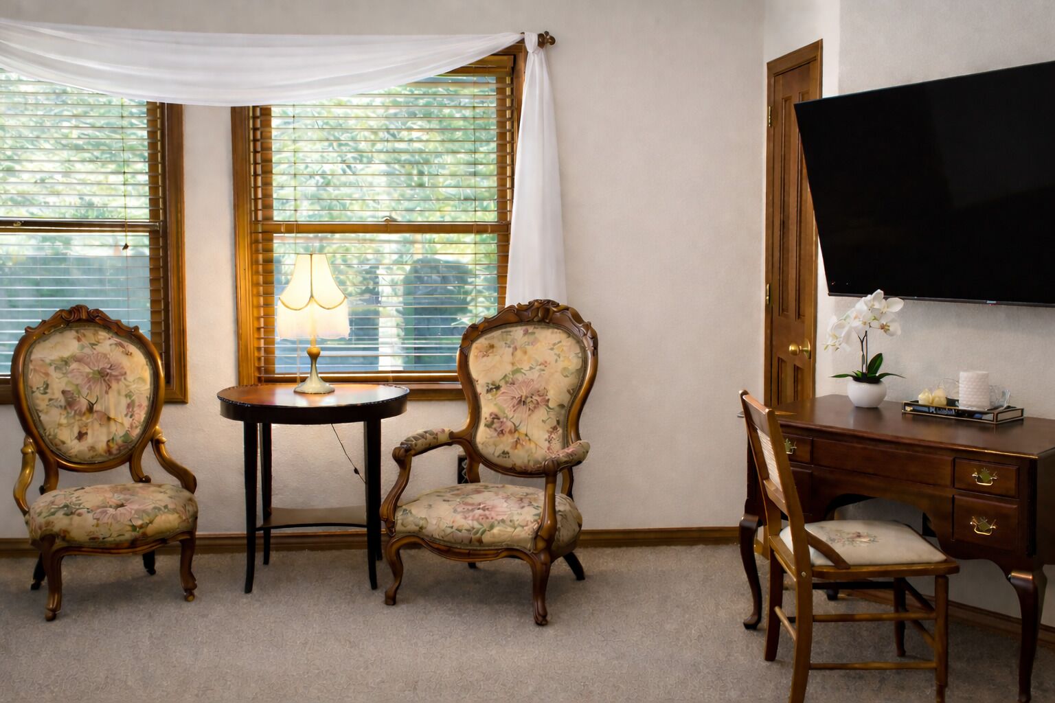 Annies Room, 1 King Bed, Ground Floor | Desk, iron/ironing board, free WiFi, bed sheets