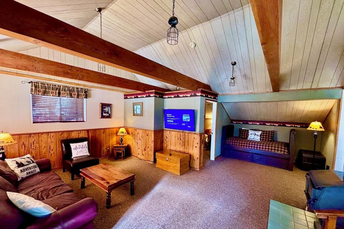 Stover Cottage Cabin, 1 Bedroom, Kitchen | Living area | 40-inch Smart TV with digital channels, streaming services