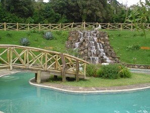 Una piscina al aire libre