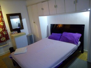 Comfort-Doppelzimmer, 1 King-Bett, Kühlschrank | 1 Schlafzimmer, hochwertige Bettwaren, Schreibtisch