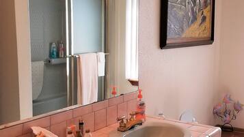 Standard Double Room, Private Bathroom (Geronimo) | Bathroom