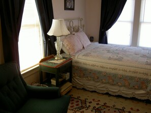 Phòng, phòng tắm riêng (Irish Rose Room) | Bộ đồ giường cao cấp, nệm có lớp đệm bông, trang trí khác biệt 