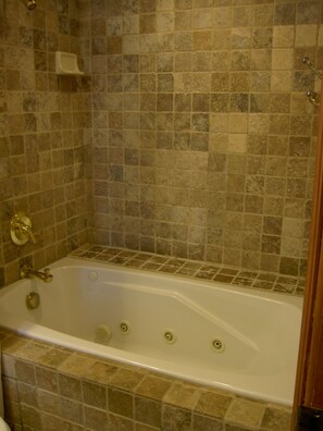 Jetted tub