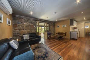 Cottage, 2 grands lits (Sunset Cottage ) | Coin séjour | Télévision à écran plat, lecteur de DVD, station d'accueil iPod