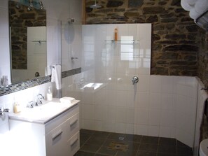 Cottage, 1 Queen Bed | Bathroom | Free toiletries, hair dryer, towels, shampoo - 1860 Wine Country Cottages (Springton)