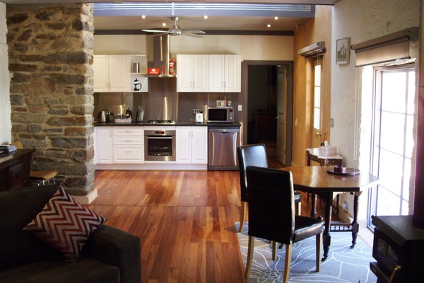 Ferienhaus, 1 Queen-Bett | Essbereich im Zimmer