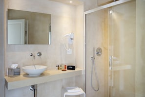 Classic Double Room, Partial Sea View | Bathroom - I Bastioni San Domenico - Boutique Hotel (Gallipoli)