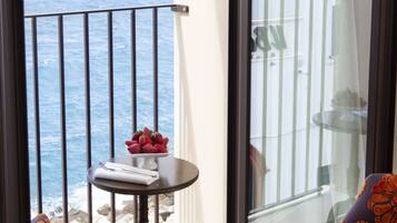 Suite Junior, vue mer | Literie de qualité supérieure, minibar, coffres-forts dans les chambres