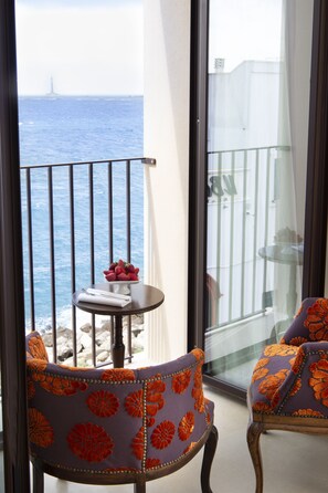 Suite junior, vista al mar | Ropa de cama de alta calidad y minibar 