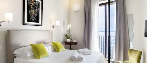 Klassieke tweepersoonskamer, gedeeltelijk uitzicht op zee | Luxe beddengoed, een minibar, een kluis op de kamer, een bureau