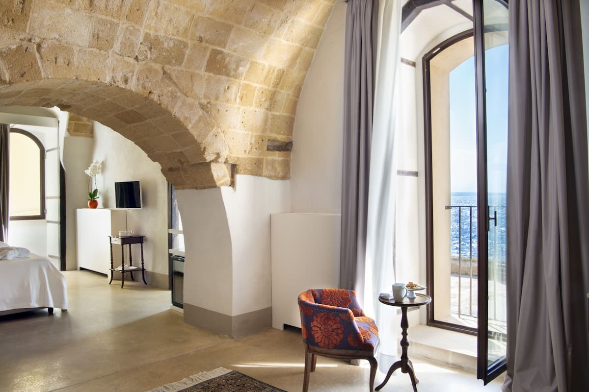 Suite, vistas al mar | Zona de estar | Una televisión de pantalla plana