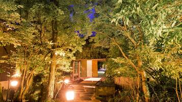 Bagian depan properti - sore/malam