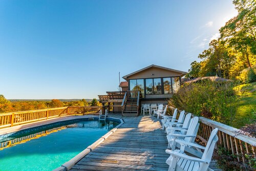 Mountain View Lodge- Scenic Mountain Lodge with Hot Tub