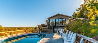 Mountain View Lodge- Scenic Mountain Lodge with Hot Tub