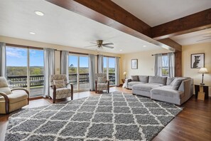 Tv, eldstad, dvd-spelare och bordsfotboll