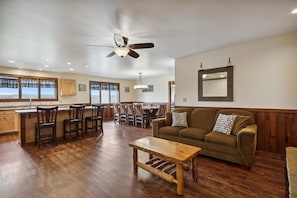 Tv, eldstad, dvd-spelare och bordsfotboll