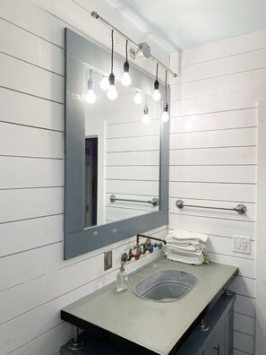 Combined shower/tub, hair dryer, towels, shampoo