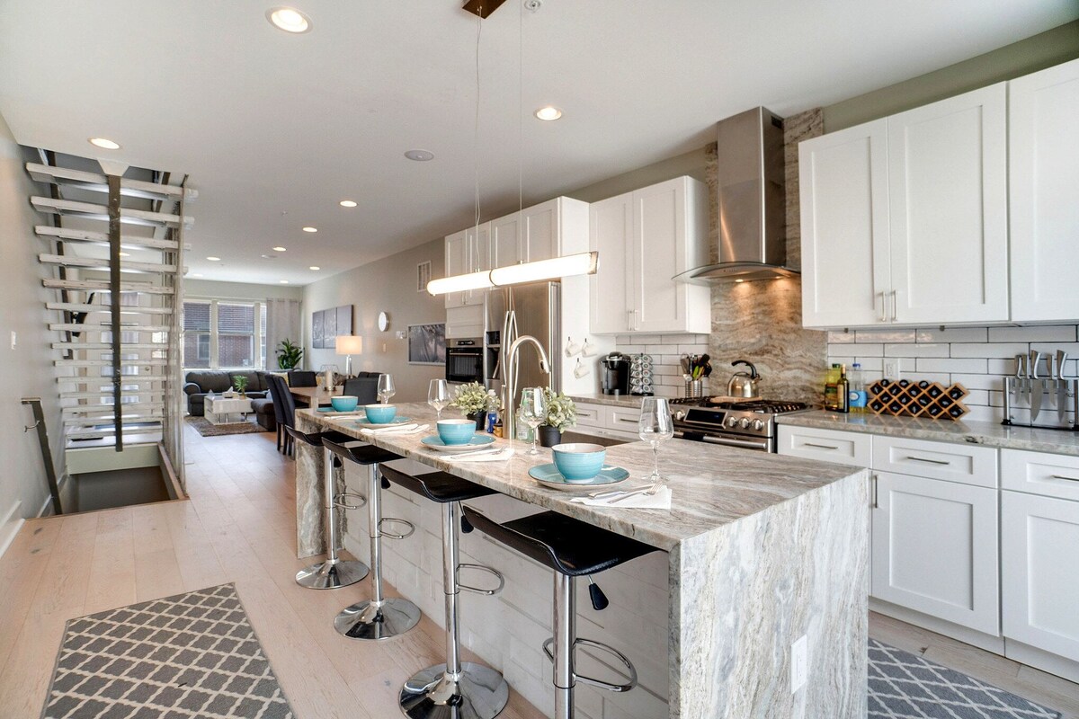 MODERN LUX Townhome w/Roof Deck + Crib & High Chair