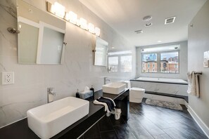 Combined shower/bathtub, hair dryer, towels, soap - MODERN LUX Townhome w/Roof Deck + Crib & High Chair (Philadelphia)
