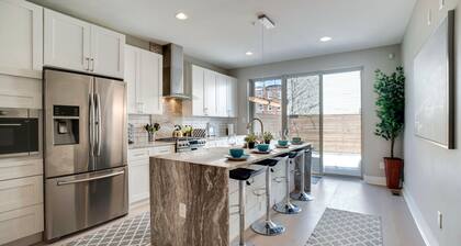 MODERN LUX Townhome w/Roof Deck + Crib & High Chair