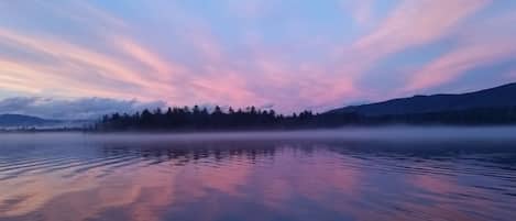 En la playa y camastros