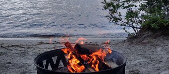 Pet friendly, private sandy beach/dock, Spectacular Winnipesaukee Lake/Mountain 