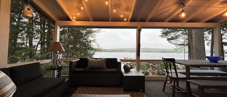 Smart TV, caminetto, libri