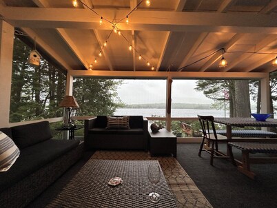 Pet friendly, private sandy beach/dock, Spectacular Winnipesaukee Lake/Mountain 
