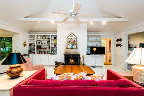 Een televisie, een open haard en een dvd-speler