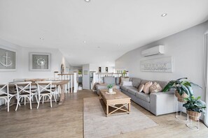 Fireplace, DVD player, books, music library - PENINSULA RETREAT beach house with views & a pool (Rye)
