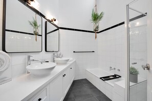 Ensemble douche/baignoire, sèche-cheveux, papier toilette