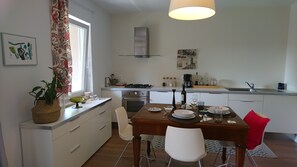 Réfrigérateur, un four, surface de cuisson, cafetière-théière