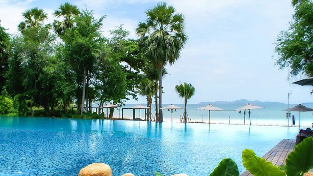 Indoor pool, 2 outdoor pools, pool umbrellas, sun loungers - Northpoint (Pattaya)