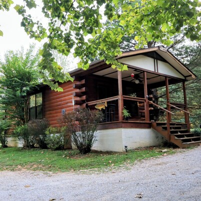 Parkers Hideaway on the White River / Redbud Cabin, 200 feet from the River