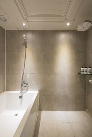 Deluxe Double Room | Bathroom shower - Busan No.25 Yongho (Busan)