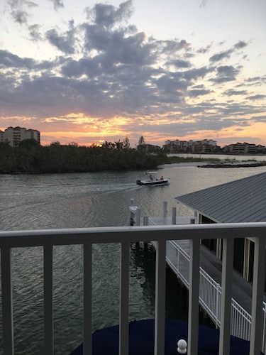 Pavillion Club Condo with dock and pool on the Gulf. Discount on extended stays