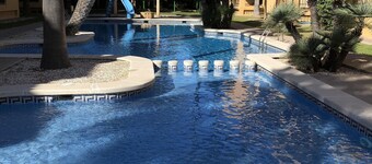 Modernissa loma-asunnossa vuokra ilmainen WiFi, T. V. Ja autotalli !!