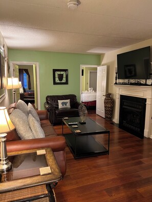 Smart TV, fireplace, Netflix, DVD player -  In Town with a Spectacular View - Walk to the Parkway! (Gatlinburg)