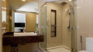 Shower, towels - Peak Tower (Pattaya)