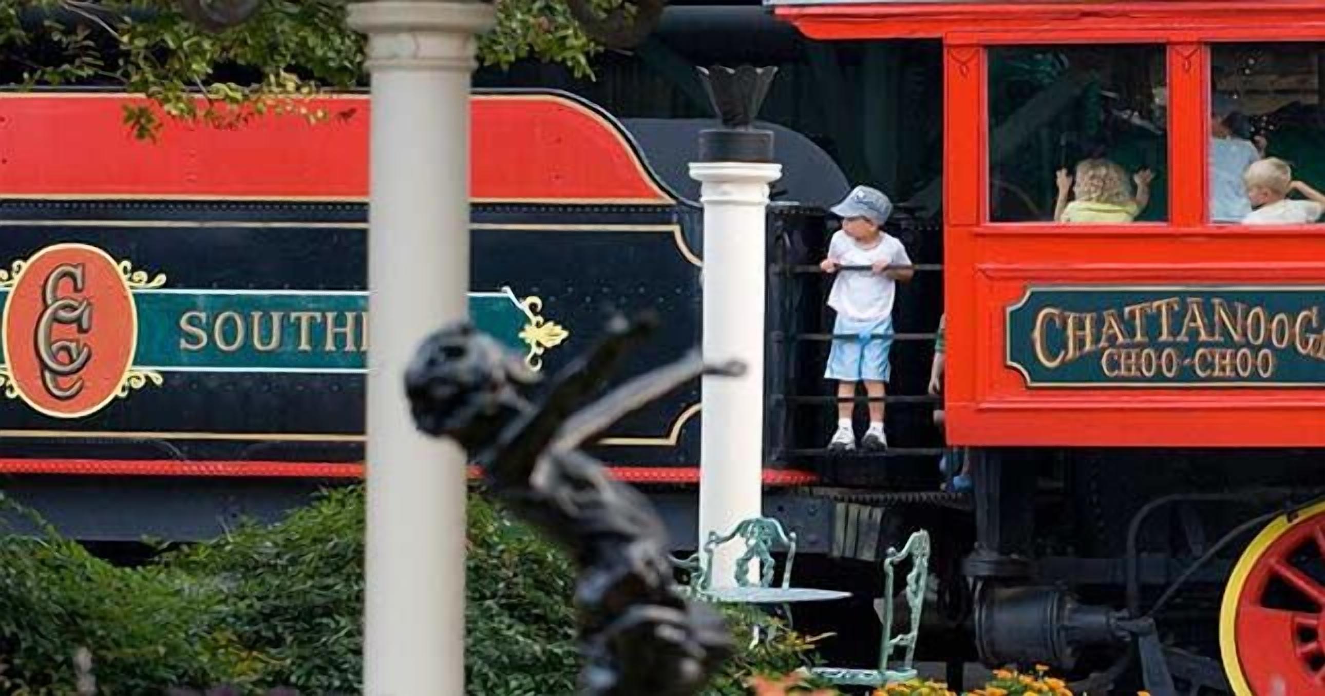 Eine alte Dampflokomotive mit der Aufschrift "SOUTH" und "CHATTANOOGA CHOO-CHOO" an der Seite.