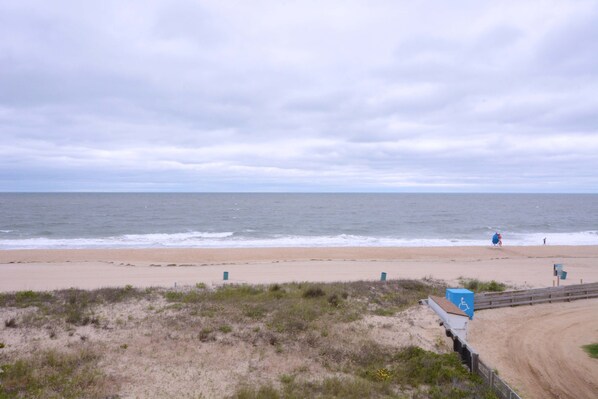 På stranden