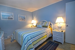 1 bedroom, WiFi, bed sheets - Quaint, charming 1-bedroom oceanfront condo with free WiFi and a spectacular ocean view conveniently located midtown and steps to the beach! (Ocean City)