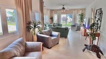 Smart-TV, DVD-Player, Stereoanlage